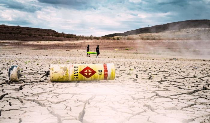 Una boya que dice “No Boats” (No se permiten embarcaciones) yace en el lecho seco del lago Mead, Nevada, el 23 de julio de 2022. Los niveles de agua en el lago Mead están en el nivel más bajo desde abril de 1937, cuando el embalse se llenó de agua por primera vez, según la NASA. (Frederic J. Brown/AFP vía Getty Images)
