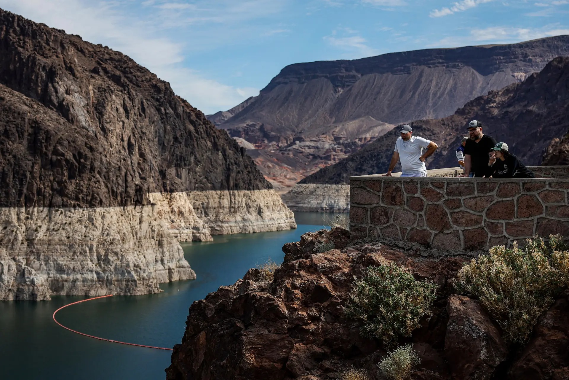 Los visitantes del parque observan el "anillo de bañera" blanqueado visible en las orillas del lago Mead cerca de la presa Hoover en el Área Recreativa Nacional del Lago Mead, Arizona, el 19 de agosto de 2022. (Justin Sullivan/Getty Images)