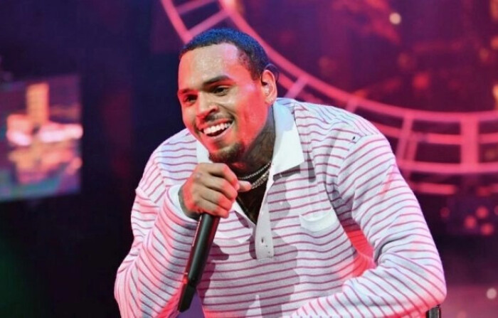 Chris Brown actúa en el concierto 2018 BET Experience Staples Center, patrocinado por COCA-COLA, en L.A. Live en Los Ángeles el 22 de junio de 2018. (Earl Gibson III/Getty Images para BET)