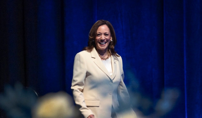 La vicepresidenta Kamala Harris llega para hablar en la Grand Boule de la hermandad Zeta Phi Beta en el Centro de Convenciones de Indiana en Indianápolis el 24 de julio de 2024. (Scott Olson/Getty Images)
