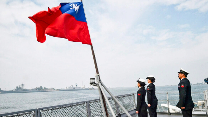 Marineros taiwaneses saludan la bandera de la isla en la cubierta del buque de abastecimiento Panshih después de participar en simulacros anuales, en la base naval de Tsoying, en Kaohsiung, Taiwán, el 31 de enero de 2018. (Mandy Cheng/AFP vía Getty Images)