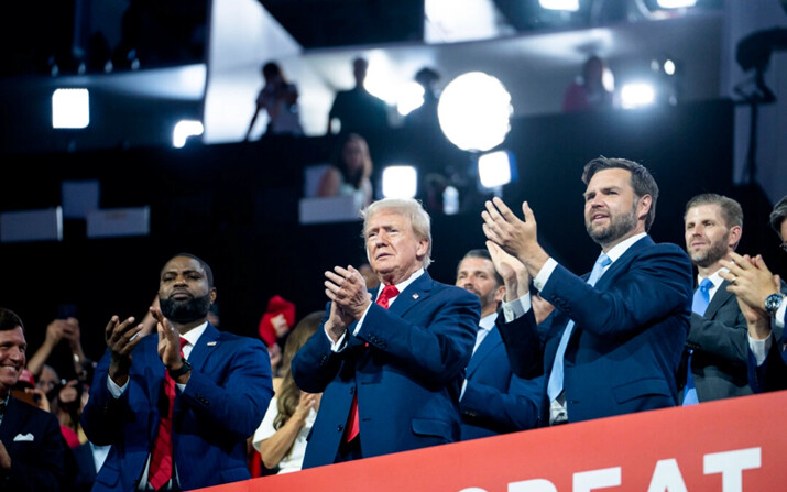 (De izq. a der.) El representante Byron Donalds (R-Fla.), el expresidente Donald Trump y el compañero de fórmula de Trump, el senador JD Vance (R-Ohio), asisten a la Convención Nacional Republicana de 2024, en Milwaukee, el 15 de julio de 2024. (Madalina Vasiliu/The Epoch Times)