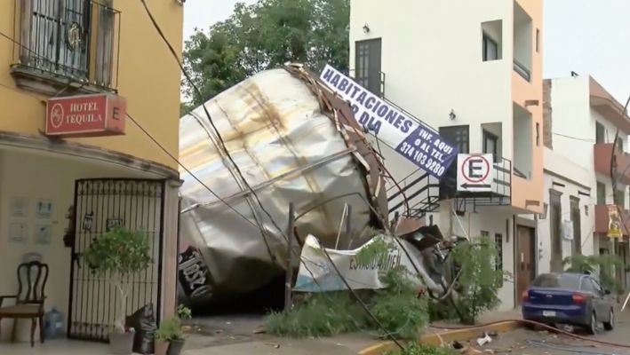 Imagen del tanque que salió expulsado de la fábrica al momento de la explosión. (Captura de pantalla. Crédito: N+ a través de AP)