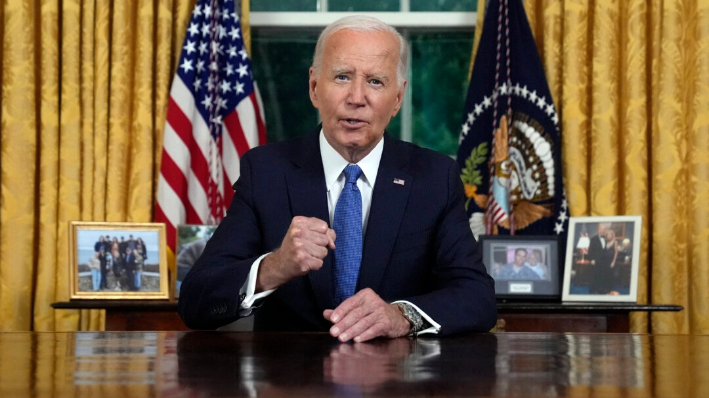 El presidente Joe Biden habla durante un discurso a la nación sobre su decisión de no presentarse a la reelección, en el Despacho Oval de la Casa Blanca el 24 de julio de 2024. (EVAN VUCCI/POOL/AFP vía Getty Images)