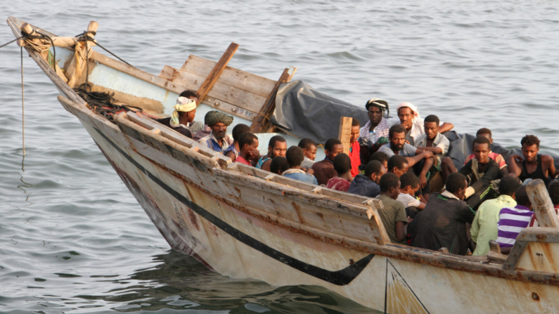 Imagen de archivo: Inmigrantes ilegales africanos se sientan en un barco en la ciudad portuaria del sur de Adén el 26 de septiembre de 2016, antes de ser deportados a Somalia. Las autoridades yemeníes deportaron desde Adén al menos a 220 inmigrantes ilegales africanos, principalmente etíopes, dijeron funcionarios de seguridad. (SALEH AL-OBEIDI/AFP via Getty Images)