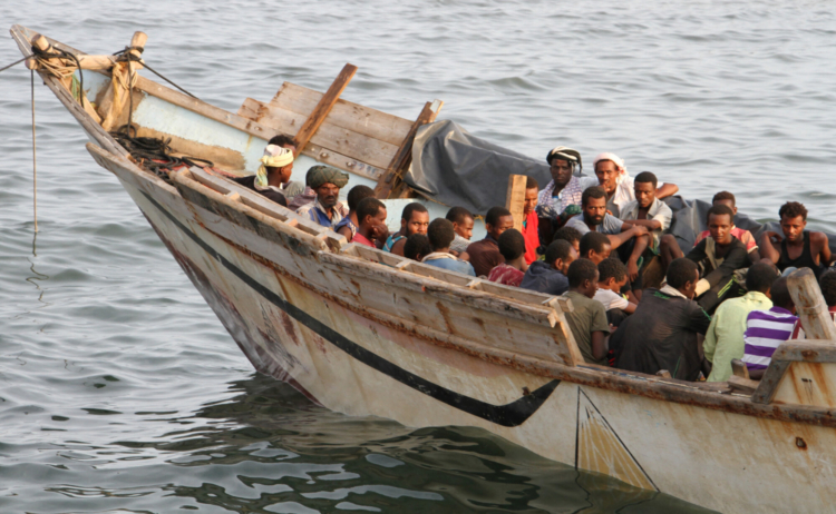 Al menos 41 desaparecidos al volcar un barco con migrantes frente a la costa de Yemen