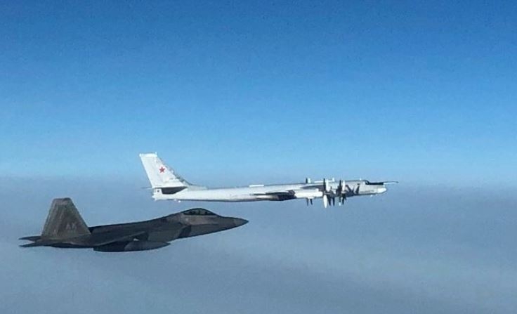 Un caza F-22 «Raptor» adscrito al Mando de Defensa Aeroespacial de Norteamérica (NORAD) intercepta un bombardero ruso Tu-95 tras entrar en la Zona de Identificación de Defensa Aérea de Alaska el 19 de octubre de 2020. (NORAD)