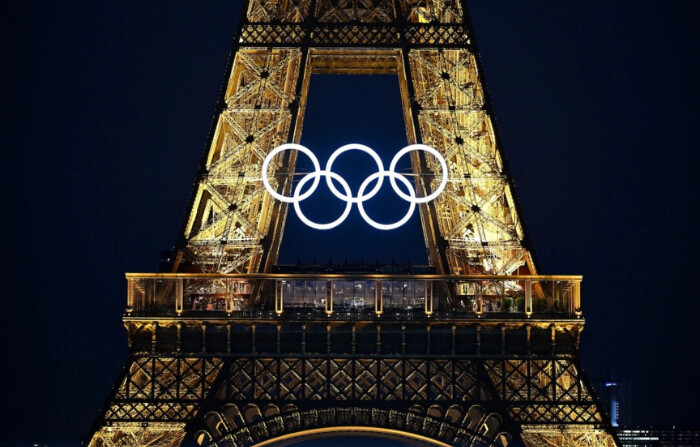 La Torre Eiffel durante los preparativos previos a los Juegos Olímpicos de París 2024 en Francia, en una imagen del 23 de julio de 2024. (Benoit Doppagne/Belga Mag/AFP vía Getty Images)