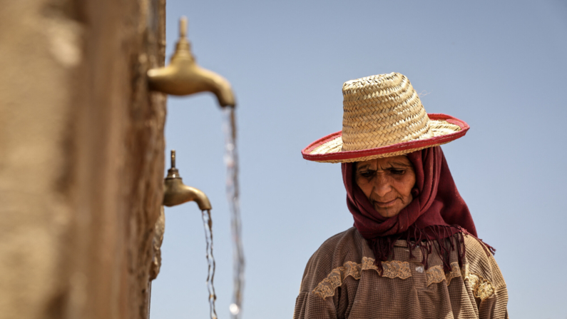 Una mujer llena contenedores con agua en la ciudad marroquí de Sidi Slimane, a unos 120 km de Rabat, el 24 de junio de 2024, en medio de seis años consecutivos de sequía. Grandes áreas del Mediterráneo han estado bajo "condiciones de sequía de alerta", un fenómeno aún más pronunciado en Marruecos y sus vecinos Argelia y Túnez, según el último análisis del Observatorio Europeo de Sequía. (FADEL SENNA/AFP via Getty Images)