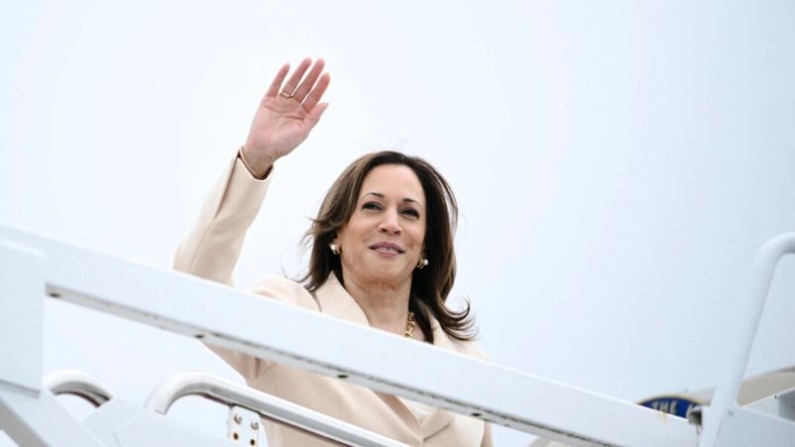 La vicepresidenta y candidata presidencial demócrata, Kamala Harris, llega para embarcar en el Air Force Two en la Base Conjunta Andrews en Maryland, el 24 de julio de 2024. (Brendan Smialowski/POOL/AFP vía Getty Images)