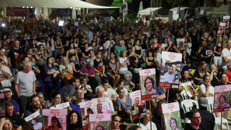 Israelíes con familiares de los rehenes observan una proyección del primer ministro israelí, Benjamin Netanyahu, mientras se dirige al Congreso de Estados Unidos durante una visita a Washington, en la llamada «Plaza de los Rehenes», en Tel Aviv, Israel, el 24 de julio de 2024. (Ricardo Moraes/Reuters)