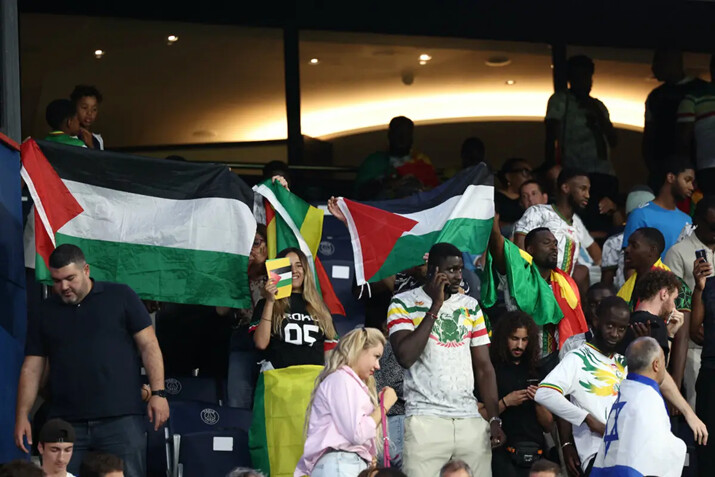 Los hinchas ondean banderas palestinas durante el partido de fútbol masculino del grupo D entre Mali e Israel durante los Juegos Olímpicos de París 2024, en el Parque de los Príncipes, en París, el 24 de julio de 2024. (Franck Fife/AFP vía Getty Images)