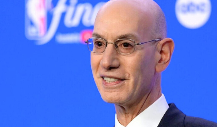 El comisionado de la NBA, Adam Silver, habla con los periodistas antes del Juego 1 de las Finales de la NBA entre los Boston Celtics y los Dallas Mavericks en Boston el 6 de junio de 2024. (Charles Krupa/AP Foto)