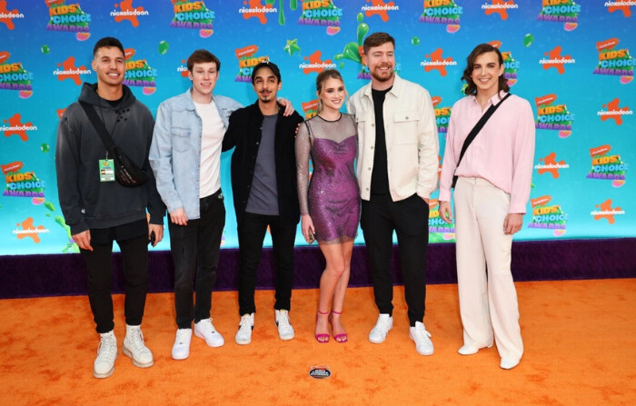 James Donaldson creador de MrBeast (2º por la derecha) y Ava Kris Tyson (derecha) asisten a los Kid's Choice Awards 2023 de Nickelodeon el 4 de marzo de 2023. (Leon Bennett/Getty Images)
