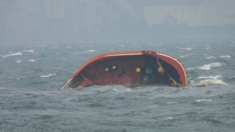 El petrolero de bandera filipina Terra Nova se hunde en la bahía de Manila, Filipinas, el 25 de julio de 2024. (Guardia Costera de Filipinas vía AP)