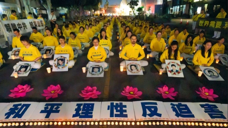 Practicantes de Falun Gong celebran una vigilia con velas frente al consulado chino para conmemorar los 25 años de la persecución del Partido Comunista Chino contra Falun Gong en China, en Los Ángeles, el 20 de julio de 2024. (Alex Lee/The Epoch Times)