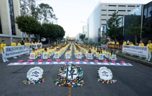 Practicantes de Falun Gong celebran una vigilia con velas frente al consulado chino para conmemorar los 25 años de persecución por parte del Partido Comunista Chino, en Los Ángeles, el 20 de julio de 2024. (Alex Lee/The Epoch Times)