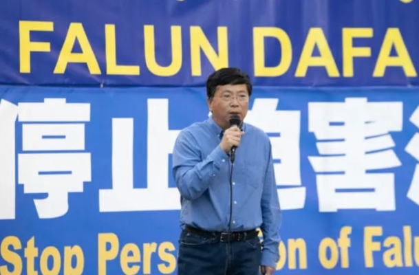 Yingnian Wu, profesor de la Universidad de California-Los Ángeles, habla en un evento para conmemorar los 25 años de la persecución del Partido Comunista Chino contra Falun Gong en China, frente al Consulado Chino en Los Ángeles el 20 de julio de 2024. (Alex Lee/The Epoch Times)