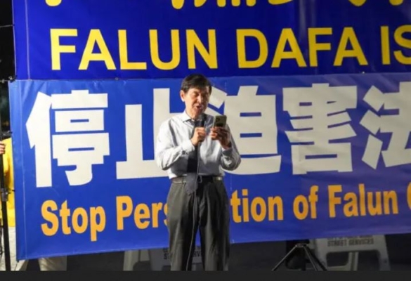 Youfu Li, presidente de la Asociación de Falun Dafa del Suroeste de EE. UU., habla en un evento para conmemorar los 25 años de la persecución del Partido Comunista Chino contra Falun Gong en China, frente al Consulado Chino en Los Ángeles el 20 de julio de 2024. (Alex Lee/The Epoch Times)