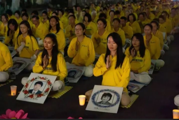 Practicantes de Falun Gong celebran una vigilia con velas frente al consulado chino para conmemorar los 25 años de la persecución del Partido Comunista Chino contra Falun Gong en China, en Los Ángeles, el 20 de julio de 2024. (Alex Lee/The Epoch Times)