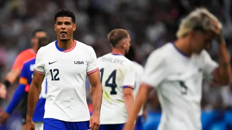 El estadounidense Miles Robinson (12) reacciona durante el partido de fútbol masculino del Grupo A entre Francia y Estados Unidos en el estadio Velodrome, durante los Juegos Olímpicos de Verano de 2024, en Marsella, Francia, el 24 de julio de 2024. (Daniel Cole/AP Photo)