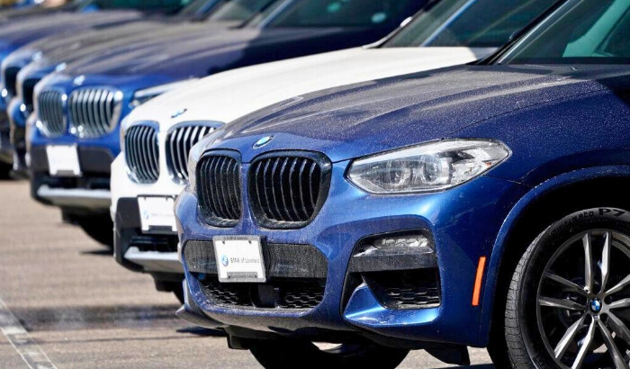 Una larga fila de vehículos utilitarios deportivos X3 2021 sin vender se encuentra en un concesionario BMW en Loveland, Colorado, el 28 de marzo de 2021. (AP Foto/David Zalubowski)