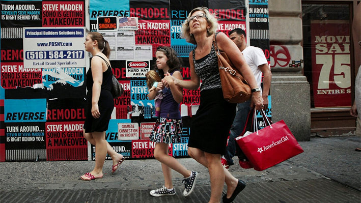 Comerciantes y peatones caminan por Broadway en Nueva York el 16 de julio de 2024. (Mario Tama/Getty Images)
