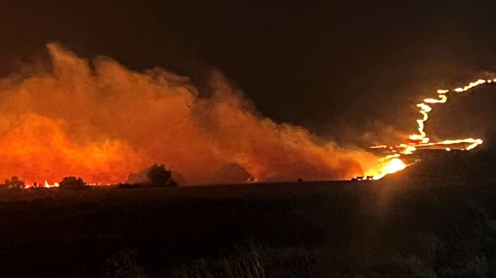 Esta fotografía proporcionada por el Departamento de Transporte de Oregón muestra el incendio Durkee ardiendo en el este de Oregón, el lunes 22 de julio de 2024. (Departamento de Transporte de Oregón vía AP)