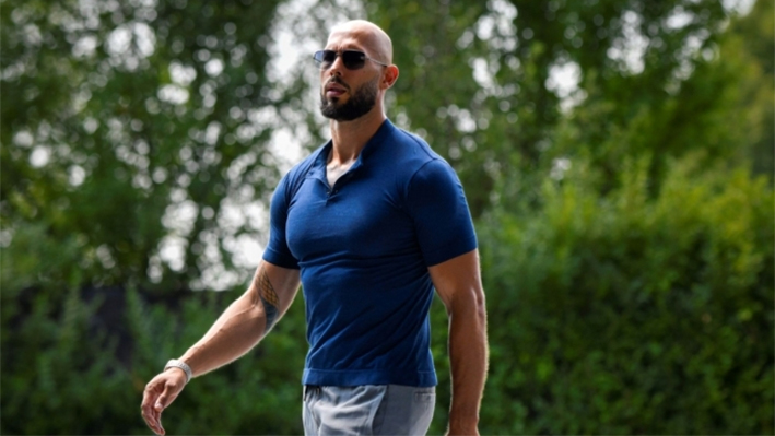 Andrew Tate pasea por su jardín en las afueras de Bucarest, Rumanía, el 4 de agosto de 2023. (Alexandru Dobre/Foto AP)