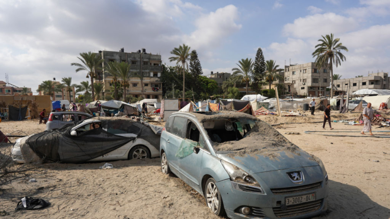 Palestinos inspeccionan los daños en el lugar del bombardeo israelí de un día antes sobre el campo de desplazados de al-Mawasi de la ciudad de Khan Yunis, en el sur de la Franja de Gaza, el 14 de julio de 2024. (Bashar Taleb/AFP vía Getty Images)