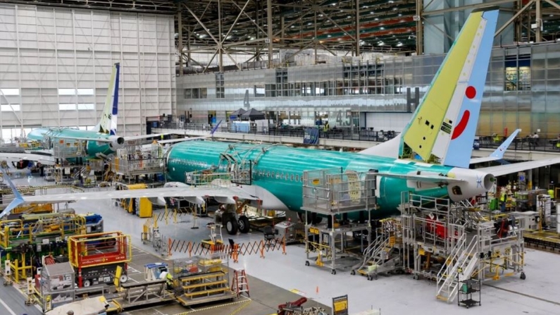 Aviones Boeing 737 Max son ensamblados en la fábrica de Boeing Renton en Renton, Washington, el 25 de junio de 2024. (Jennifer Buchanan/AFP vía Getty Images)