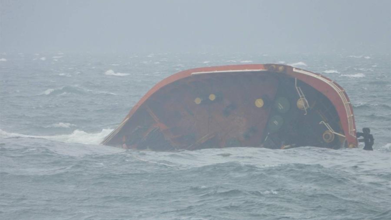 El buque cisterna MT Terra Nova, cargado con 1.4 millones de litros de combustible, antes de hundirse en la bahía de Manila (Filipinas). EFE/EPA/Philippine Coast Guard 