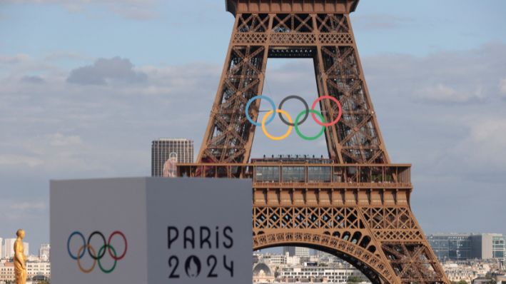 Los anillos olímpicos se exhiben en la Torre Eiffel antes de los Juegos Olímpicos de París 2024, París, Francia, 22 de julio de 2024. (REUTERS/Abdul Saboor/Foto de archivo)