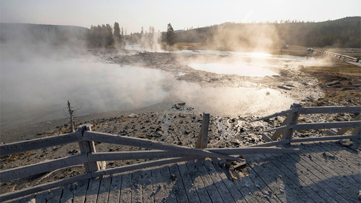 Un camino dañado por una explosión hidrotermal en Biscuit Basin en el Parque Nacional de Yellowstone, Wyo, el 24 de julio de 2024. (Jacob W. Frank/Servicio de Parques Nacionales vía AP)
