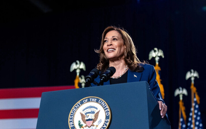 La vicepresidenta Kamala Harris habla con sus seguidores durante un mitin de campaña en West Allis Central High School, en West Allis, Wisconsin, el 23 de julio de 2024. (Jim Vondruska/Getty Images)