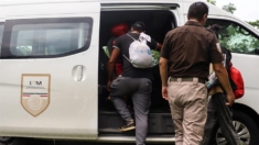 Hallan a 41 migrantes hacinados en una casa del norte de México