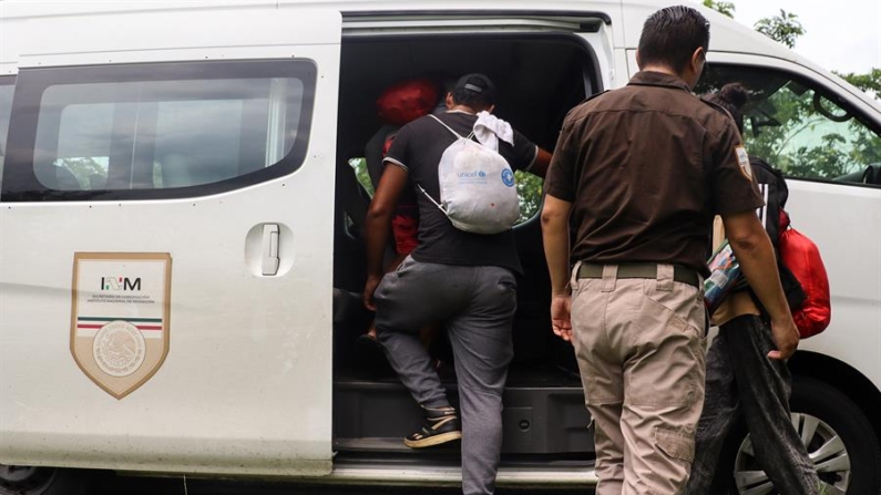 Migrantes reciben ayuda del personal del Instituto Nacional de Migración (INM). Imagen de archivo. EFE/ Juan Manuel Blanco