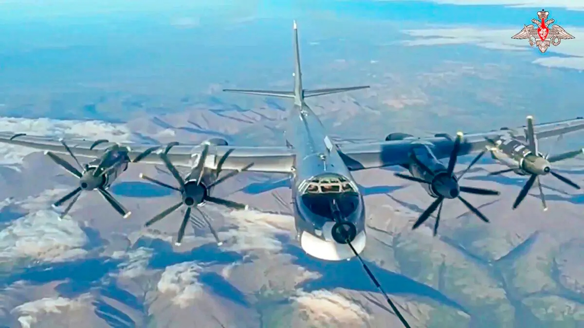 Un bombardero estratégico Tu-95 de la fuerza aérea rusa es reabastecido en el aire durante una patrulla aérea conjunta Rusia-China en una imagen de un video publicado el 25 de julio de 2024. (Servicio de Prensa del Ministerio de Defensa ruso vía AP)