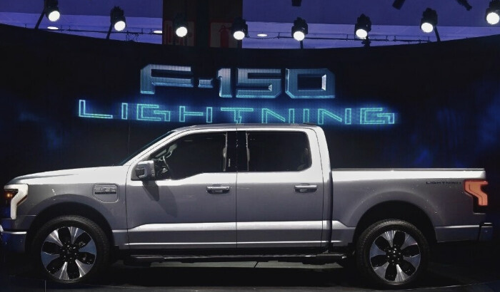 El F-150 Lightning totalmente eléctrico de Ford se muestra en el Salón del Automóvil de Los Ángeles, California, el 18 de noviembre de 2021. (Frederic J. Brown/AFP vía Getty Images)