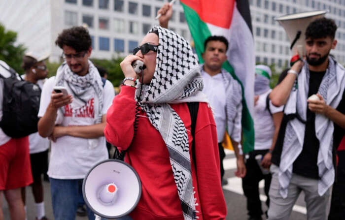 Manifestantes bloquean el tráfico en Washington el 24 de julio de 2024. (Mike Stewart/Foto AP)
