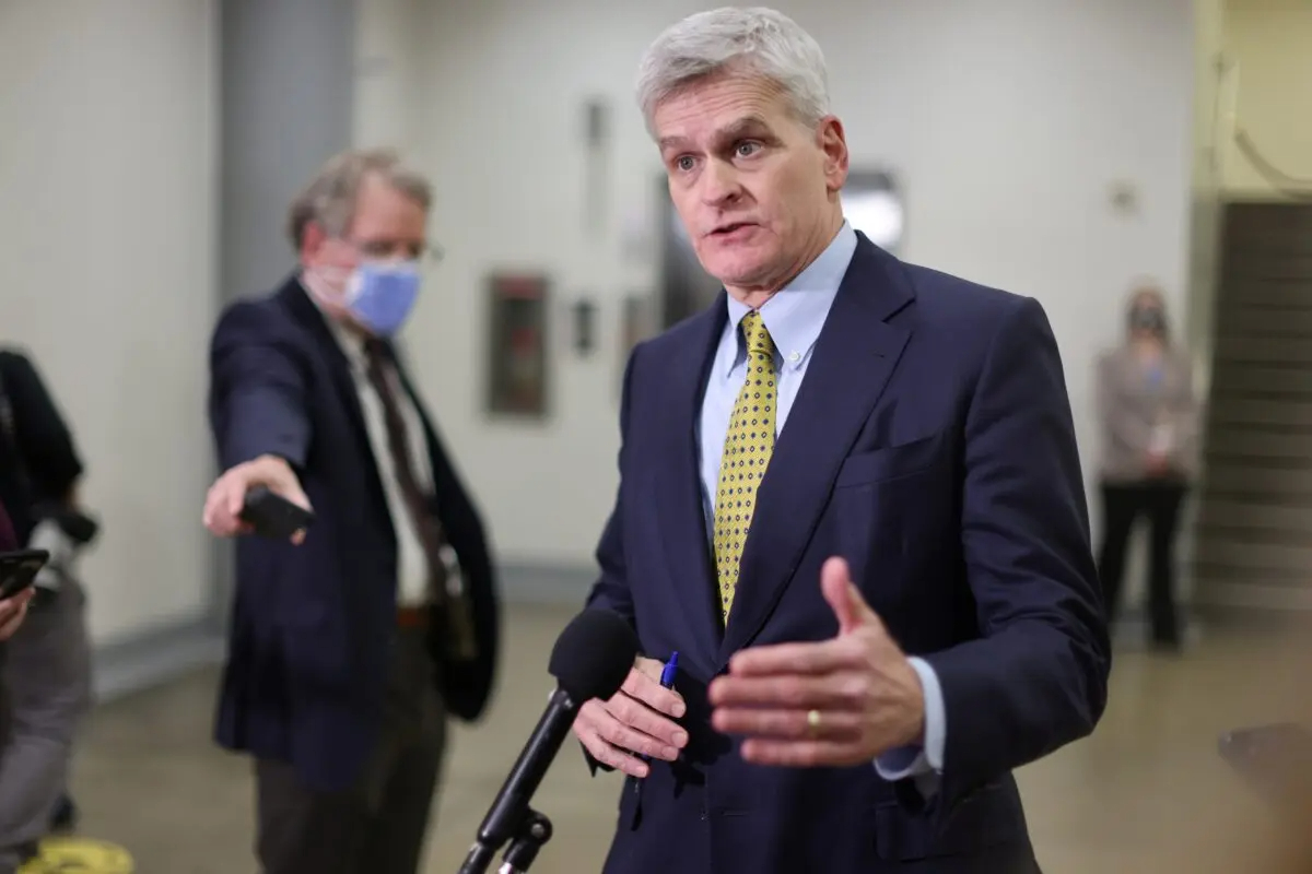 El senador Bill Cassidy (R-La.) habla con los periodistas en el metro del Senado de Estados Unidos mientras Cassidy se dirige a la Cámara del Senado para asistir al juicio de destitución del ex presidente Donald Trump en el Capitolio en Washington el 11 de 2021. (Jonathan Ernst/Reuters)