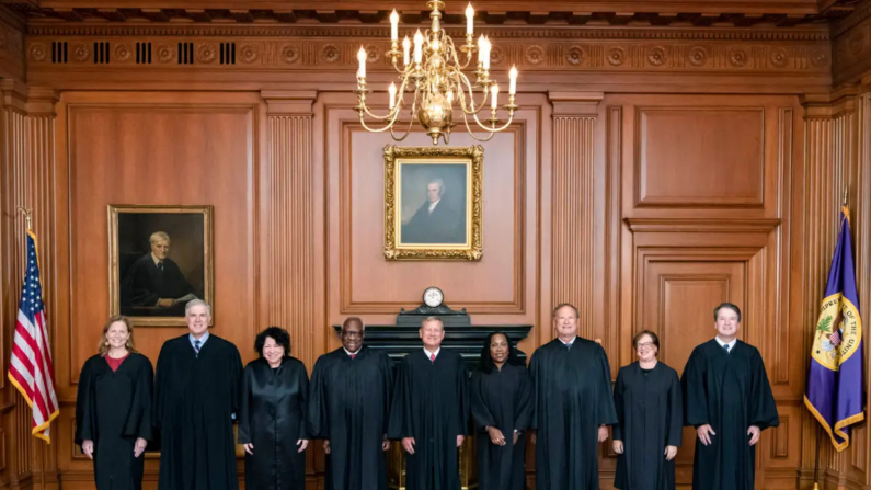 (De izquierda a derecha) Los jueces de la Corte Suprema Amy Coney Barrett, Neil M. Gorsuch, Sonia Sotomayor y Clarence Thomas, el presidente de la Corte Suprema John G. Roberts, Jr. y los jueces Ketanji Brown Jackson, Samuel A. Alito, Jr., Elena Kagan y Brett M. Kavanaugh en Washington el 30 de septiembre de 2022. (Colección de la Corte Suprema de los Estados Unidos vía Getty Images)
