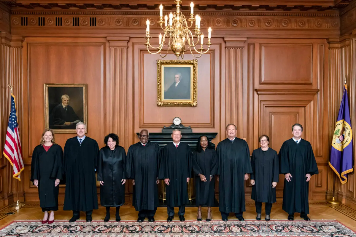 (De izquierda a derecha) Los jueces de la Corte Suprema Amy Coney Barrett, Neil M. Gorsuch, Sonia Sotomayor y Clarence Thomas, el presidente de la Corte Suprema John G. Roberts, Jr. y los jueces Ketanji Brown Jackson, Samuel A. Alito, Jr., Elena Kagan y Brett M. Kavanaugh en Washington el 30 de septiembre de 2022. (Colección de la Corte Suprema de los Estados Unidos vía Getty Images)