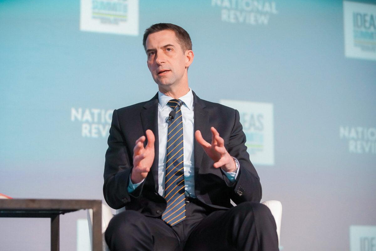 El senador Tom Cotton (R-Ark.) habla en la Cumbre de Ideas del National Review Institute el 30 de marzo de 2023. (Cortesía del NRI)