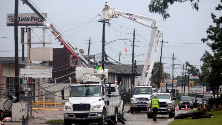 Cuadrillas de servicios públicos trabajan para restablecer el suministro eléctrico en Houston, el jueves 11 de julio de 2024. El jueves 18 de julio, la mayoría de los residentes de Houston finalmente tenían electricidad después de más de una semana de cortes generalizados. (Foto AP/Lekan Oyekanmi, Archivo)