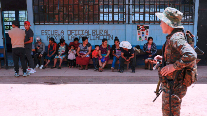 obladores del estado sureño mexicano de Chiapas descansan en una escuela donde encontraron refugio este jueves, en la comunidad Ampliación Nueva Reforma, en Huehuetenango, Guatemala. (EFE/ David Toro)