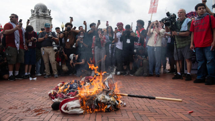 Manifestantes queman una bandera estadounidense fuera de Union Station tras el discurso del primer ministro israelí Benjamin Netanyahu durante una sesión conjunta del Congreso en Washington el 24 de julio de 2024. (Matthew Hatcher /AFP vía Getty Images)