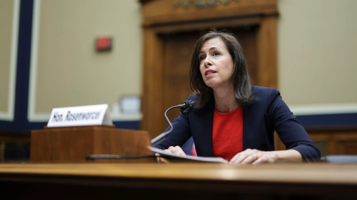 Jessica Rosenworcel, presidenta de la Comisión Federal de Comunicaciones, testifica durante una audiencia del Subcomité del Comité de Energía y Comercio de la Cámara de Representantes en Washington el 31 de marzo de 2022. (Kevin Dietsch/Getty Images)