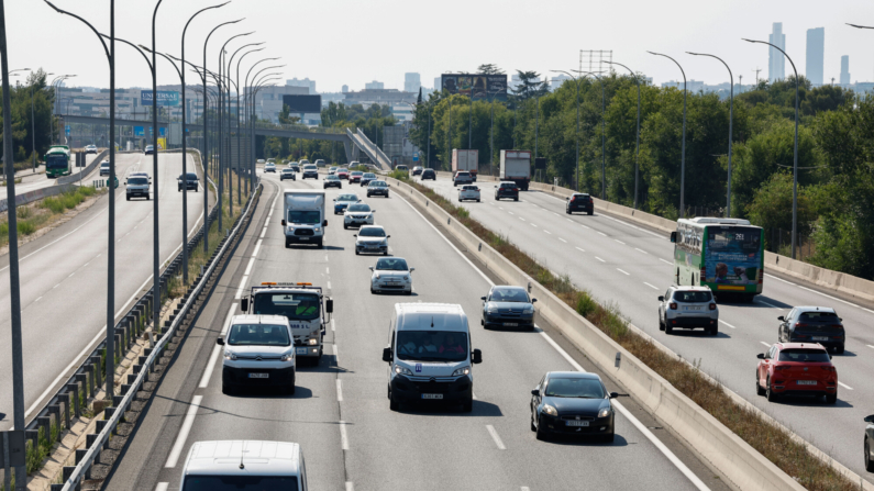 Imagen de varios vehículos circulando por la A-2 a la salida de Madrid. EFE/ J.P. Gandul