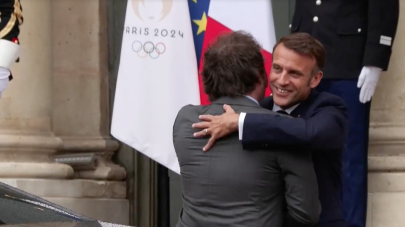 Captura de pantalla: El presidente de Francia, Emmanuel Macron, recibió este viernes en la palacio del Elíseo a su homólogo argentino, Javier Milei, con un abrazo y muchas sonrisas en su primera reunión bilateral. (EFE/EDGAR SAPIÑA)